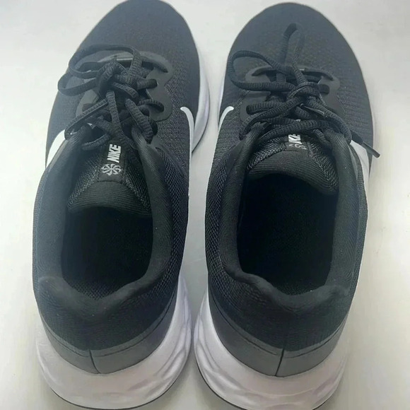 Nike Women’s Low-Top Track & Field Shoe New without Box Size 10.5 W. Black/White - Picture 7 of 8